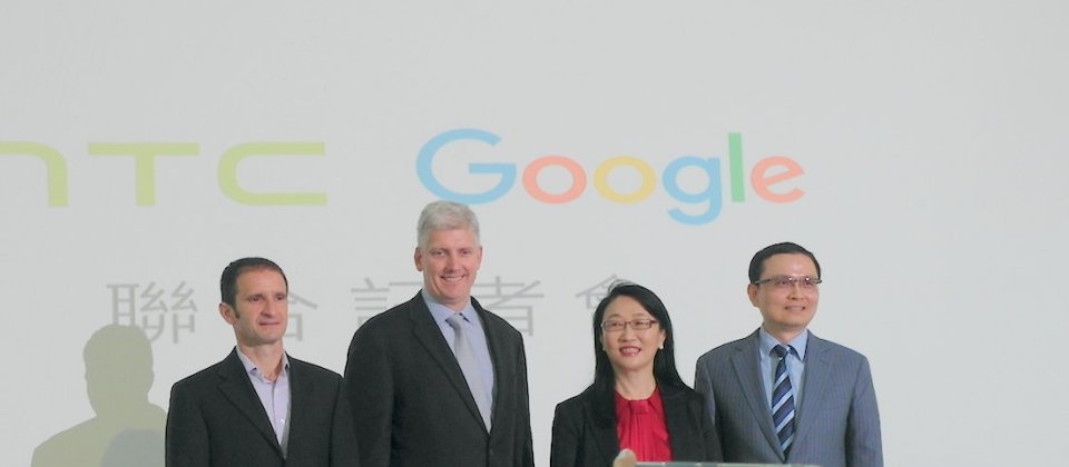 Google与宏达电举行联合记者会对外说明合作协议内容。由左至右为Google硬件部门主管Mario Queiroz、Google硬件资深副总裁 Rick Osterloh、宏达电董事长王雪红与总经理张嘉临。