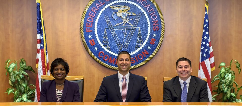 FCC主席Ajit Pai(中)曾公开表达反对网络中立政策。示意图,与新闻事件无关。