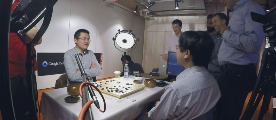 科学家认为Google的AI系统AlphaGo已示范机器能够在短时间内学习人类花了好几年才学会的技能,而且还可能超越人类,但研究也显示,从人类语料库中学习的AI也会学到人类潜意识中的各种歧视。(示意图,与新闻事件无关)