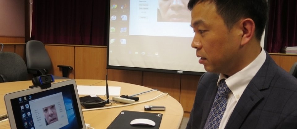香港浸会大学计算机科学系教授张晓明展示唇语密码技术,以唇语作为双重验证确保使用者身份安全。