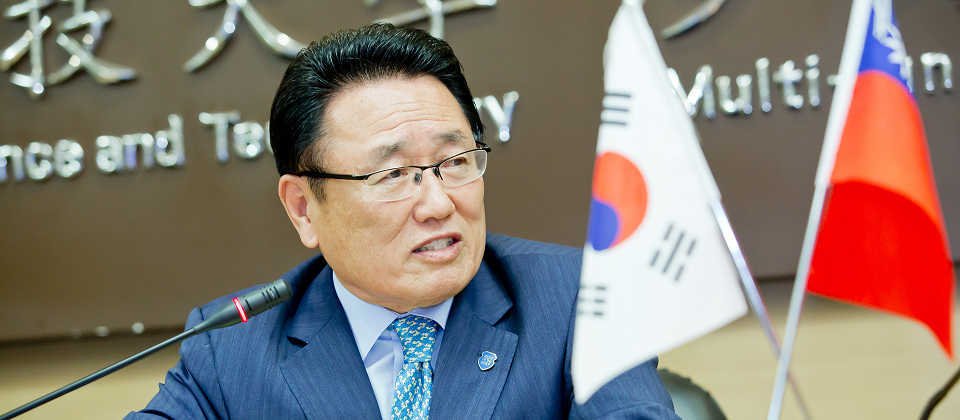 韩国资安人才教父柳晙相(Yoo Joon-Sang)表示,召募顶级资安人才的BoB计划,除了要召募资安技术高手,也必须兼具道德和爱国的特质,才能在国家危难时,出手相助。