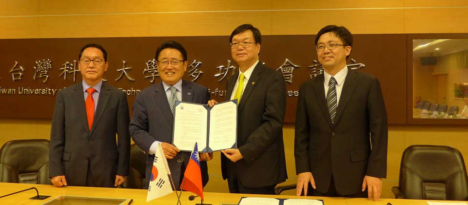 韩国资讯科技研究中心(KITRI)总裁Yoo Joon-sang(柳晙相)(左二)和国会议员Lee Un-Ryong(李云龙)(左一)来台,和台湾科技大学校长廖庆荣(右二)签订资安人才培育合作备忘录。