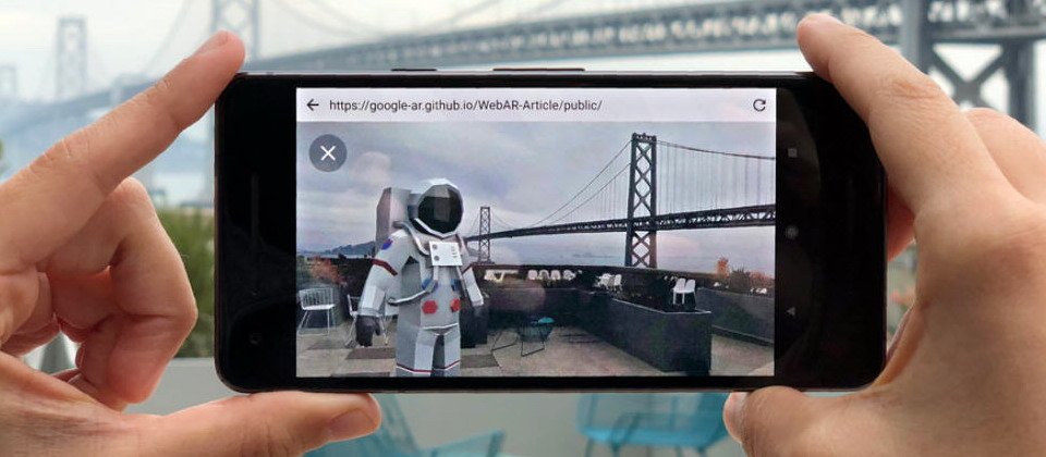 Google还介绍一个原型的3D模型查看器(3D model viewer),示范如何将AR内容带进Web。他们利用Three.js建立这个响应式模型查看器,让开发者更容易取得WebGL绘图运算能力,且适用任一支援AR的浏览器。