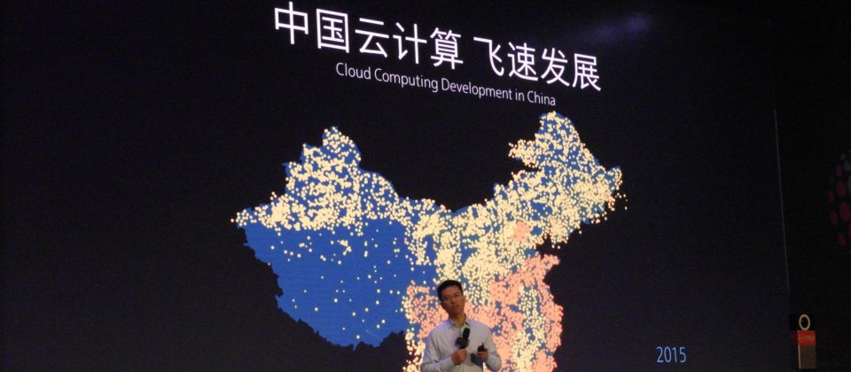 阿里云总裁胡晓明在云栖大会深圳峰会上说明中国市场采用云端服务的情形。