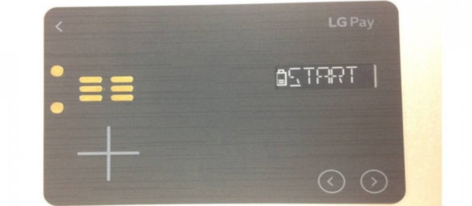 White Card右方具备迷你液晶显示器,以及右下角两个选择的按钮,搭配充电连接埠。