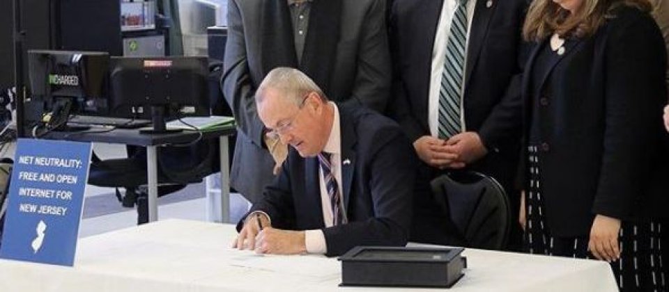 新泽西州州长Phil Murphy签署行政命令,要求与州政府合作的ISP保持网络中立。