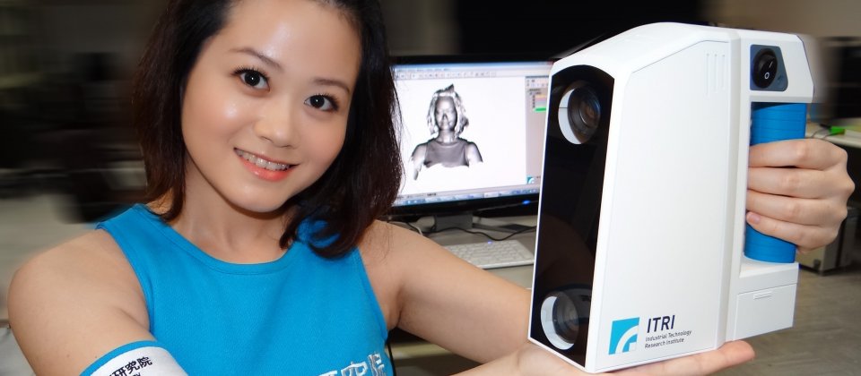 工研院自行研发手持式3D扫描器,未来人手一台就能自行扫描喜欢的物品建立3D模型,再搭配3D打印机可自制成品。