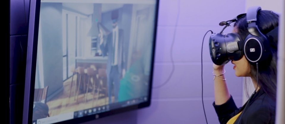 BNP Paribas Real Estate打造虚拟实境,客户只要戴上HTC Vive,透过Mimesys的全息传送技术平台,即可与房屋中介进行房屋参观。