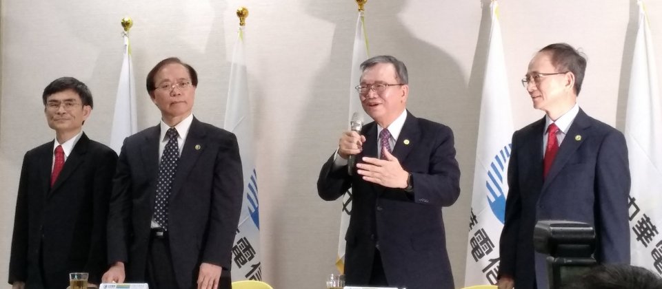 中华电信董事长郑优(右二),率总经理谢继茂(左二)、中华电信行动通讯分公司总经理陈明仕(右一)等高层亲自说明。