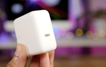 苹果新iPhone15Pro手机终于改用USB-C（火牛）数据线??Lightning充电接口退出
