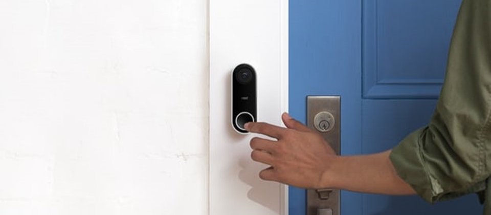 Nest Hello支援Android和iPhone手机。有人造访时,Nest门铃就会透过App通知屋主,让屋主可以知道访客是谁,而且可以对谈。