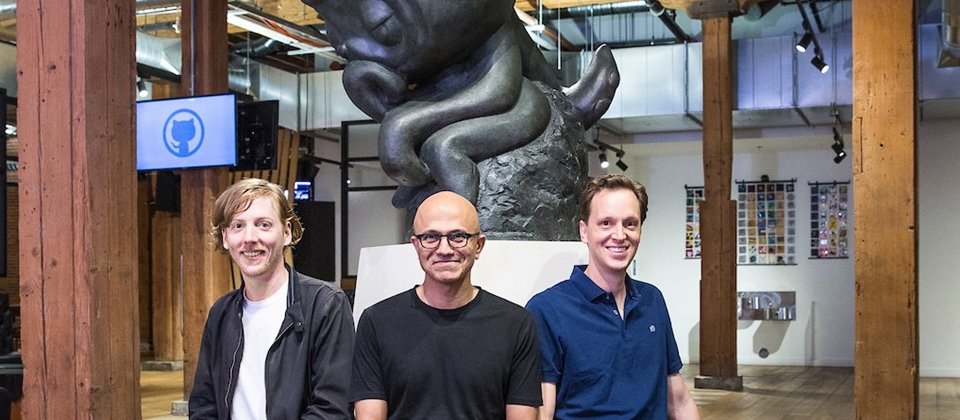左边是Github共同办人Chris Wanstrath,中为微软首席执行官Satya Nadella,右边则是GitHub未来的新首席执行官Nat Friedman