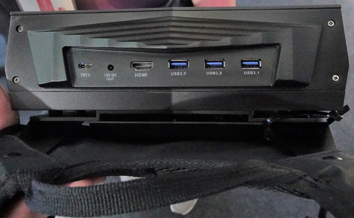 机身设有 USB 3.1 、 2 组USB 3.0 、 HDMI 及 Thunderbolt 3 。
