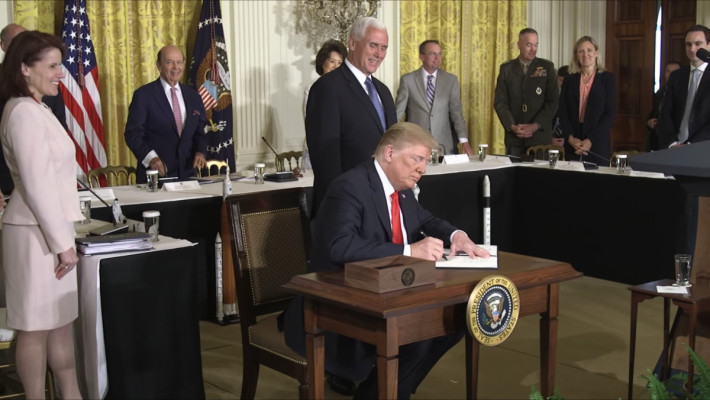 特朗普签署名为“太空政策指令-3 ”的文件，指令国防部成立太空部队。（来源：美国白宫 YouTube 频道）