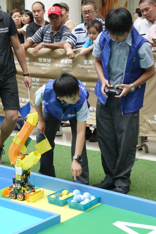 参赛者需要将机器人驾驶到黄区，才能放置彩球在机器人上。