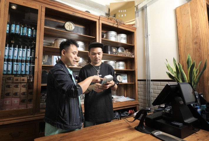 OVERLAB 采用 HKT Merchant Services 的智能 POS，因其方便又够灵活，在店内店外都可为客户处理结账。