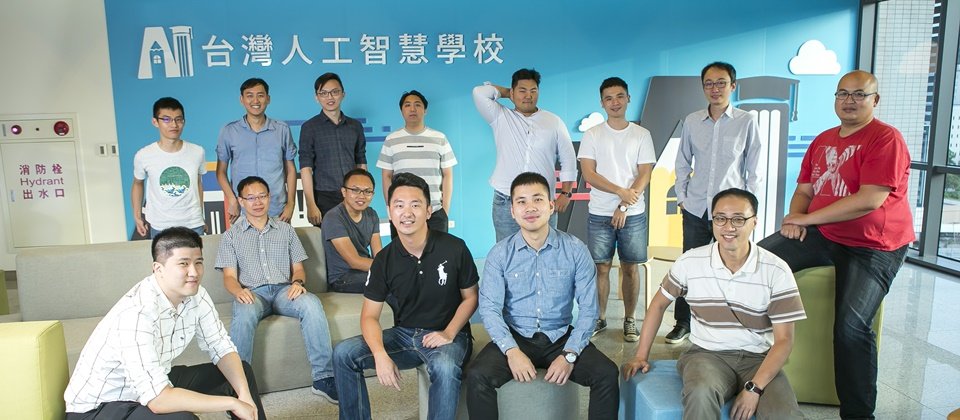 台湾AI学校现有30多位助教组成AI顾问团,担任移地解题的辅导顾问,图为台北总校助教群。
