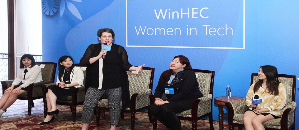 WinHEC Taipei的“Women in Tech”主题由微软全球资深副总裁Erin Chapple(中)、台湾微软研究开发处副总经理杨迪华(左2)、台大资工所助理教授陈缊侬(右1)等跨世代可科技女力,一同分享女性在科技领域的现况。