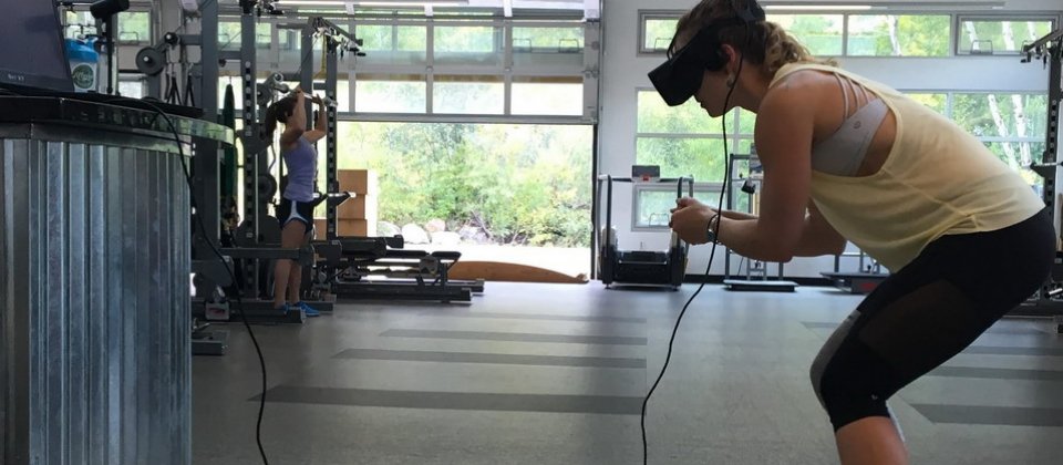 美国VR培训新创Strivr,利用4K摄影机拍摄今年冬奥实际比赛雪道场景,以建立出360度的VR滑雪环境,来协助美国滑雪队进行赛前训练,让选手可以有更充裕的时间熟悉赛道,只要戴上VR头盔就能开始模拟演练,也能降低因为事前训练,而可能导致意外受伤的风险。