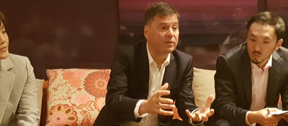 微软资深副总裁暨大中华区总裁Alain Crozier表示,微软将不会推出自己的智慧喇叭,而是会联合其他合作伙伴,打造一个更加开放的AI智慧喇叭的生态系。
