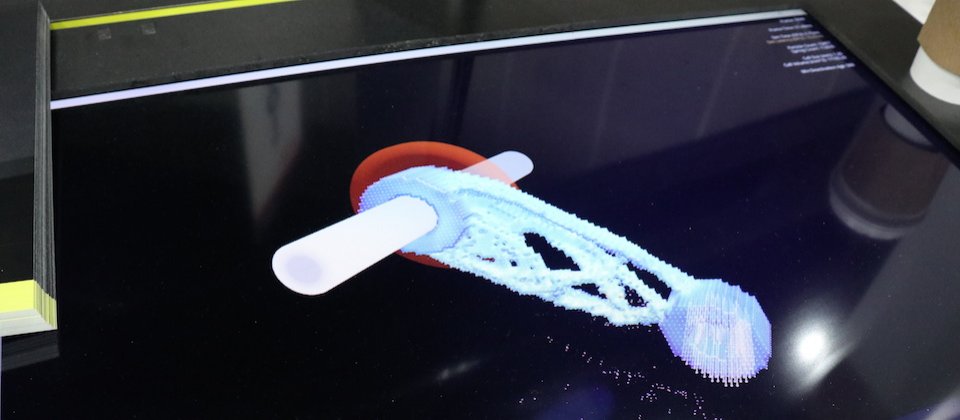 Desktop Metal解说人员现场也展示了如何将利用SolidWorks软件设计完成的3D模型,载入到Live Parts平台后,再利用算法来协助用户快速完成衍生设计,将3D模型打印出来。