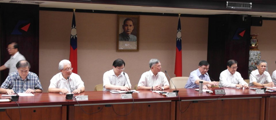 今天下午无预警全台大停电,经济部率中油公司、台电公司召开记者会说明,并对造成大众的不便表达歉意。