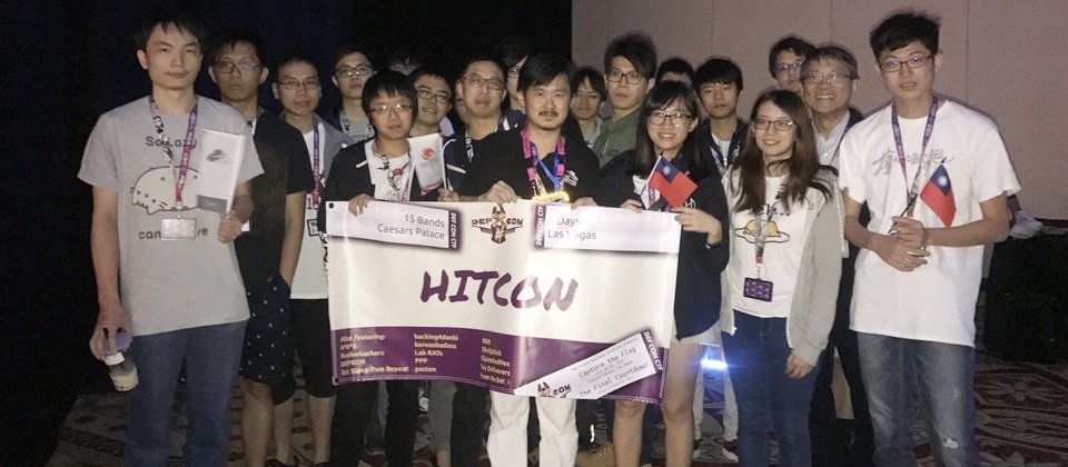 台湾HITCON CTF战队在紧张的三天比赛后,留下大家暨紧张又疲累的合照身影。