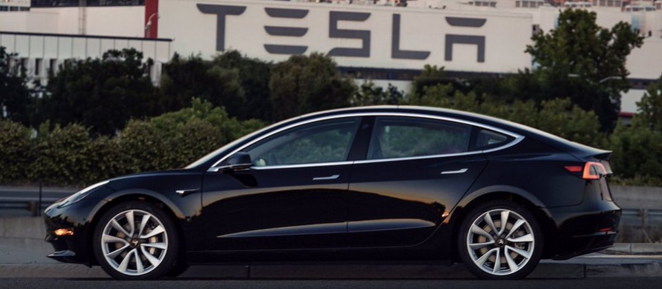 五人座的新一代Tesla平价电动车款Model 3一次充电可行驶345公里,时速从零到100公里只须约6秒。公司创办人Elon Musk最近也在Twitter上贴出即将量产的Model 3照片提前为它造势。