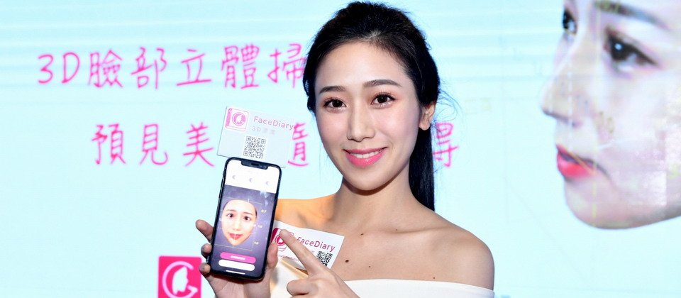透过这款FaceDiary App,使用者整型前就能先透过手机AR换脸试看看满不满意,再决定要不要整脸,或是整形成谁的脸。该App已上架,但只支援iPhoneX系列。目前,该团队正在开发鼻子的3D整形模拟功能,未来将陆续加上下巴、嘴唇与眼睛等模拟功能。