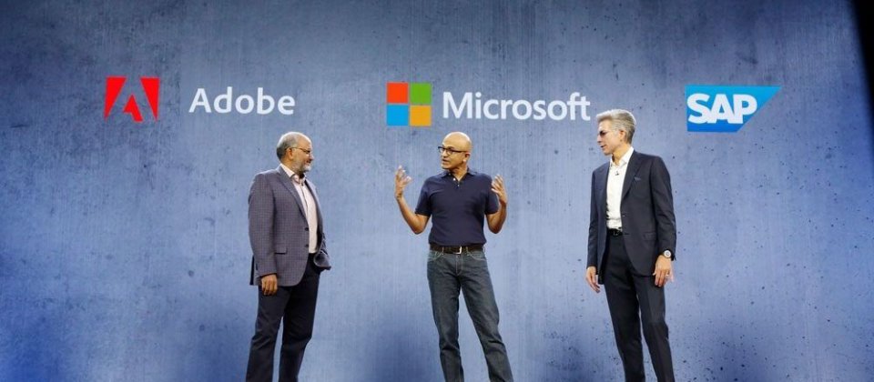 Adobe首席执行官Shantanu Narayen、微软首席执行官Satya Nadella和SAP首席执行官Bill McDermott在Microsoft Ignite大会。