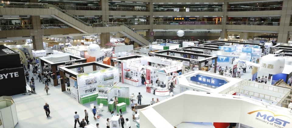 2018年台北国际电脑展6月5日隆重登场,今年以“智慧无国界”为主题,吸引了30国、1600多家厂商参展,内容涵盖人工智能 、5G、区块链、物联网技术应用、创新与新创、 电竞与VR。