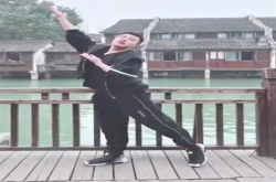 男子模仿大妈拍照姿势遭疯传网友：形神俱备