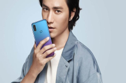 联想摩托罗拉P30：iPhoneX和华为P20的结合体 还神似小米8