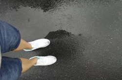 下雨天穿新鞋怕弄脏？你爱穿椰子、AJ、小白鞋有救了
