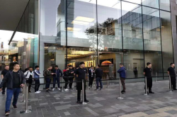 iPhoneXS/Max开卖三里屯旗舰店黄牛比买家还多