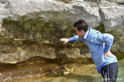 土耳其大坝泄洪之后 露出260万年前旧石器时代的精致捕猎岩画