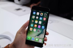 iPhone7能不能取代iPhoneSE2呢？网友：价格在低点就好了