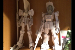 日本巧手中学生完成的当红机器人动画可动纸模型
