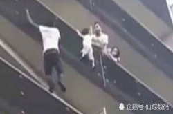 父亲沉迷精灵宝可梦手游 4岁娃翻到阳台外被蜘蛛人救起