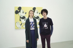 排队优衣库 UNIQLOUT打造的米老鼠系列和AndyWarhol还有关