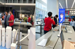 小米之家旗舰店都成景点了 店员摇身一变就成为了讲解员