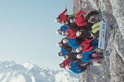 【劲过谢天华】瑞士大学生攀阿尔卑斯山，以近 90&deg; 挑战地心吸力拍摄照片