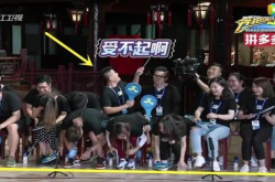 邓超双膝跪地很诚恳？大动作让工作人员吓一愣 网友：惹不起