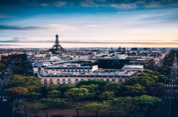 非常繁华的城市街景