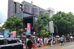 数万人汇聚于此 近距离感受零一科技节的黑科技