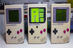 可爱小女孩不识Gameboy拼命用手指点选划开屏幕