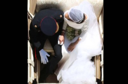 哈里梅根婚礼“戴妃视角”照片，被网络疯传为王室最佳婚照