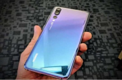 疑似华为Mate20工程机上手视频曝光：大屏窄下巴、后置指纹解锁