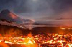 俄国摄影师再有玩命作：活火山口上近摄爆发时的极致熔岩流！