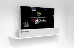 CES2018：搬家超方便LG展示65吋软性屏幕电视卷起来就带走！